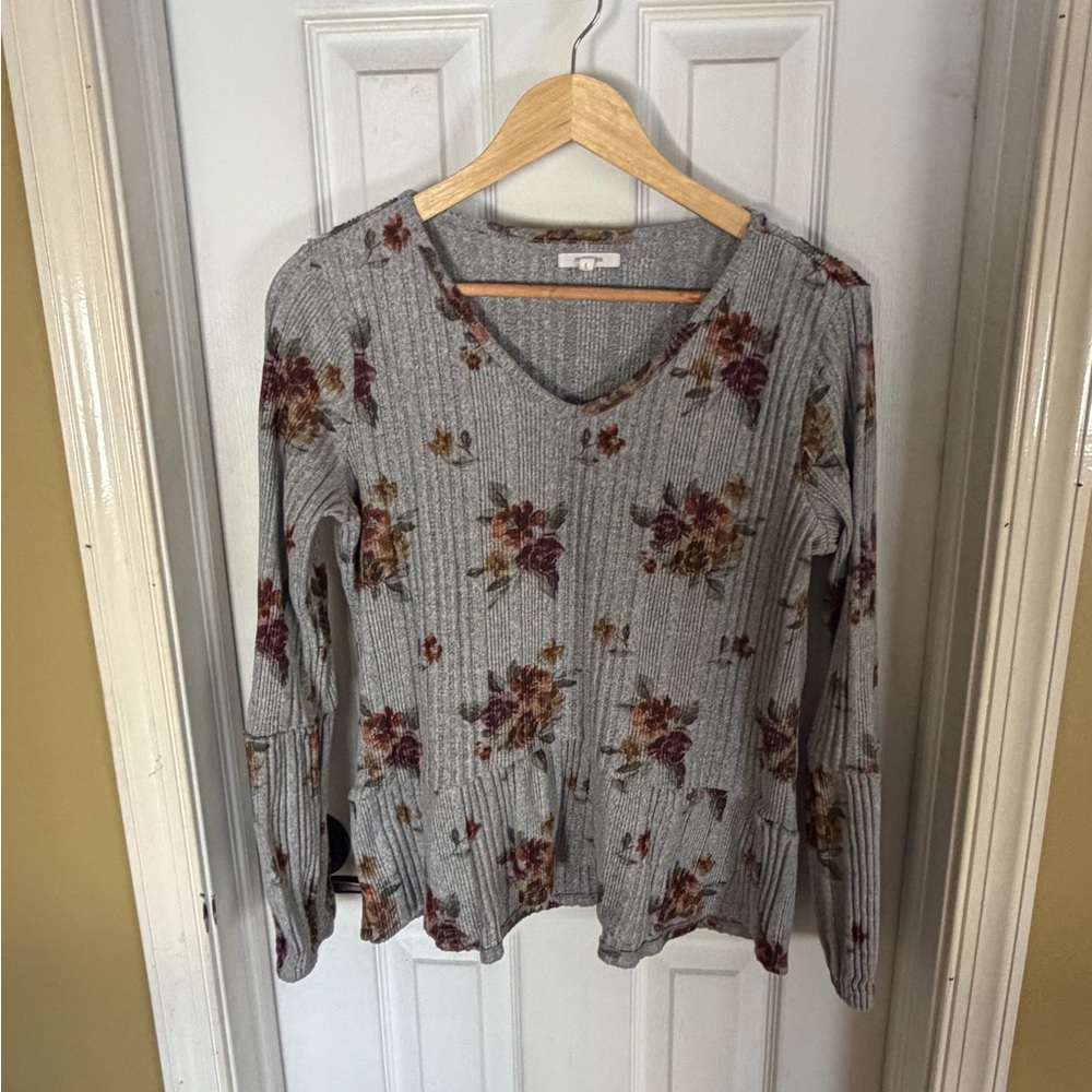 Maurices Light Gray Ribbed V-Neck Top with Rose Print